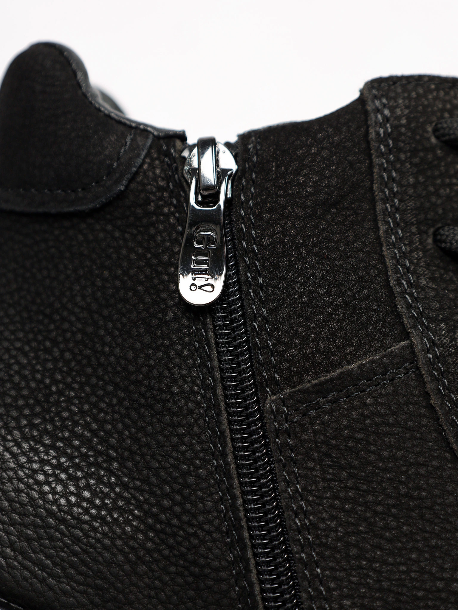 Кроссовки черного цвета на рельефной подошве